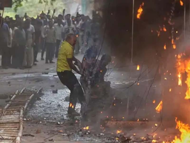 नीचे लपटें, रास्ता जाम, चौथी मंजिल से कूदे लोग Flames Below, Path Blocked—People Jump from Fourth Floor