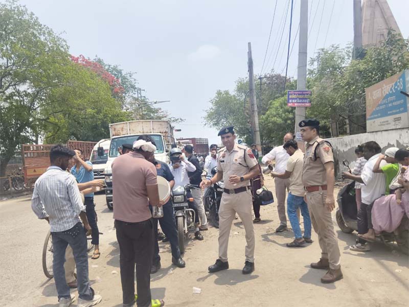 नींबू व मीठे जल की छबील लगाकर राहगीरों की बुझाई प्यास: एसीपी पंकज कुमार नींबू व मीठे जल की छबील लगाकर राहगीरों की बुझाई प्यास: एसीपी पंकज कुमार