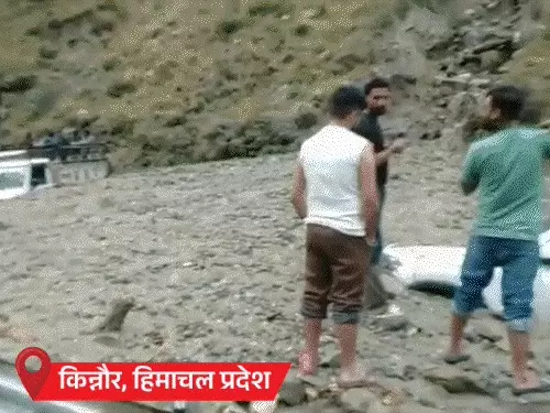 उज्जैन में क्षिप्रा में बाढ़, मंदिर डूबे:गुजरात में बच्चे पानी में बहे, घरों में पानी घुसा Floods in Ujjain's Shipra River, temples submerged; children swept away by water in Gujarat, homes inundated.