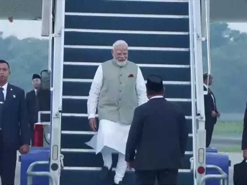 PM मोदी इंडोनेशिया पहुंचे, फाइटर जेट्स ने एस्कॉर्ट किया PM Modi arrives in Indonesia; fighter jets provide escort.