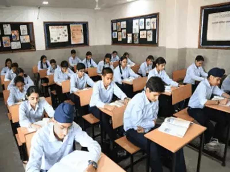 सुप्रीम कोर्ट का 3 लैंग्वेज पॉलिसी पर रोक से इनकार Supreme Court refuses to stay three-language policy.
