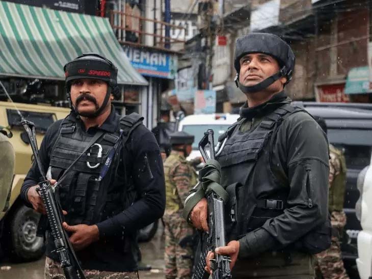 कश्मीर के अनंतनाग में आतंकी हमला, हेड कॉन्स्टेबल की मौत Terrorist attack in Kashmir's Anantnag; Head Constable killed.