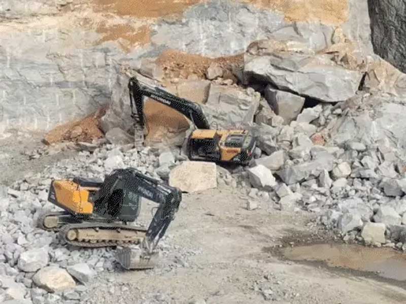 बेंगलुरु में पत्थर खदान में चट्टान गिरी, 7 की मौत:हादसे के समय 17 लोग काम कर रहे थे Rockfall at Bengaluru stone quarry kills 7; 17 people were working at the time of the accident.