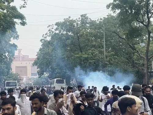 पुलिस ने कॉकरोच जनता पार्टी समर्थकों को जंतर-मंतर से हटाया The police removed 'Cockroach Janata Party' supporters from Jantar Mantar.