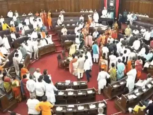 ममता समर्थक विधायक को मार्शलों ने विधानसभा से बाहर किया Marshals removed a Mamata-supporting MLA from the Assembly.