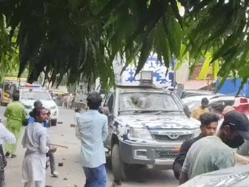 यूपी-बिहार में प्रदर्शन के दौरान हिंसा, फायरिंग-पथराव में 15 घायल Violence during protests in UP and Bihar; 15 injured in firing and stone-pelting.
