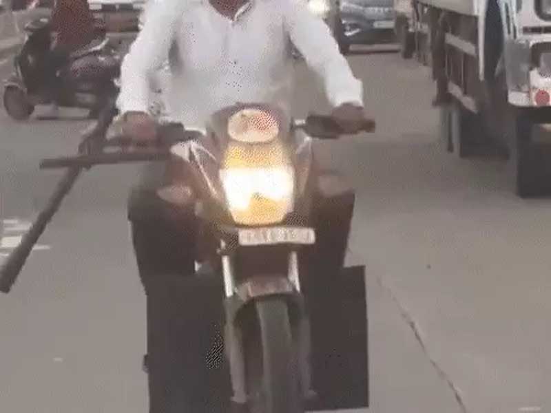 नासिक में पर्यटकों पर हमला, 20km तक पीछा किया:चलती कार पर पत्थर-रॉड मारे Tourists attacked in Nashik, chased for 20 km; stones and rods hurled at moving car.