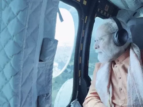मोदी इंडोनेशिया के सबसे बड़े प्रम्बानन हिंदू मंदिर पहुंचे Modi arrived at Indonesia's largest Hindu temple, Prambanan.