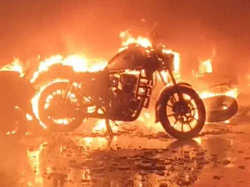 नोएडा में 4 मंजिला बिल्डिंग में आग, 2 जिंदा जले Fire in 4-storey building in Noida; 2 burnt alive.