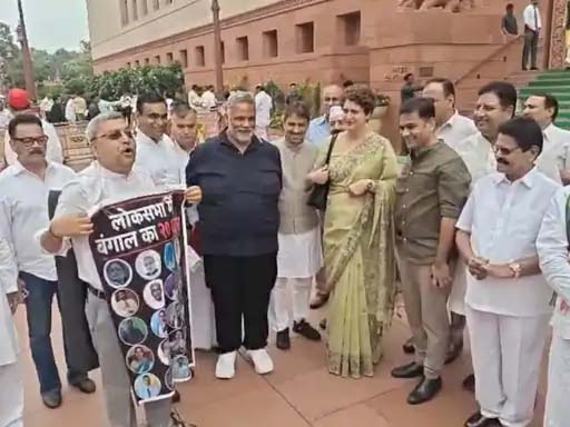 TMC बागी सांसदों के पोस्टर लेकर संसद पहुंचे कल्याण बनर्जी Kalyan Banerjee arrived at Parliament carrying posters of rebel TMC MPs.
