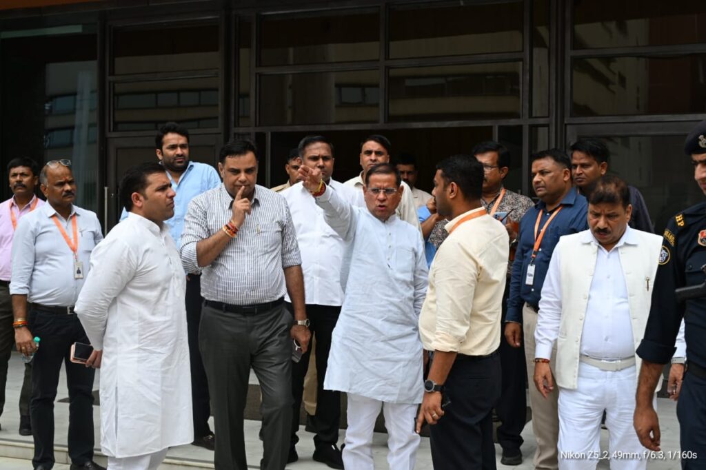 डॉ. अर्चना गुप्ता के अभिनंदन समारोह की तैयारियों का मंत्री राजेश नागर ने लिया जायजा Minister Rajesh Nagar took stock of the preparations for Dr. Archana Gupta's felicitation ceremony.