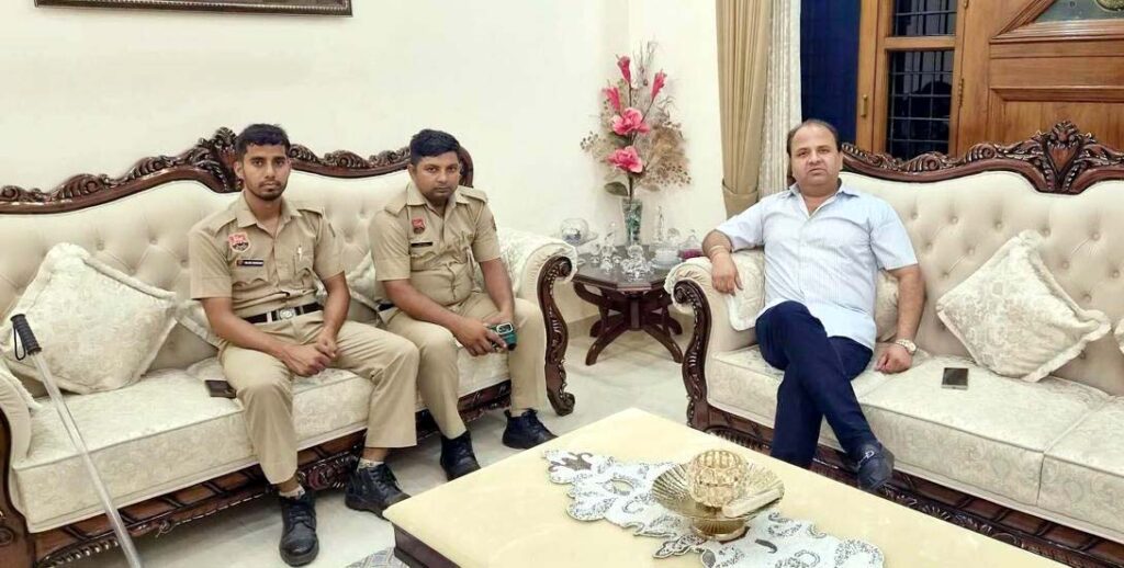 Police place Congress leaders under house arrest in Faridabad ahead of the march to Delhi.