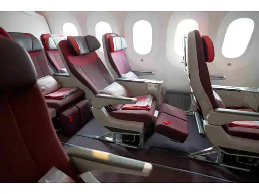 40 साल में प्लेन की सीटों का गैप 4-इंच घटा:आराम के लिए ज्यादा दाम Gap between airplane seats has shrunk by 4 inches in 40 years: Higher price for comfort.