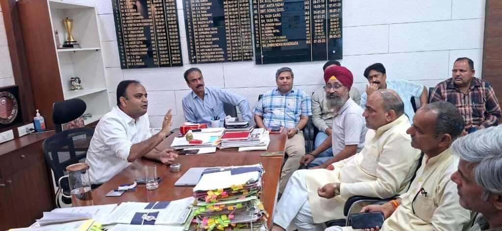 प्रतापगढ़ में प्रोसेसिंग प्लांट को लेकर निगम आयुक्त ने ग्रामीणों से की सकारात्मक वार्ता Municipal Commissioner holds positive talks with villagers regarding the processing plant in Pratapgarh.