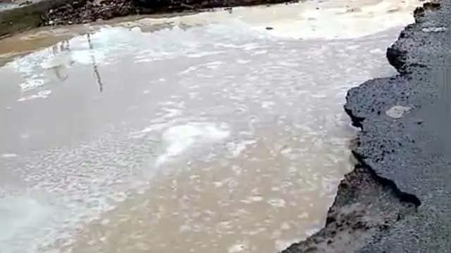 बरसात के दौरान सडक़ धंसने पर ठेकेदार के खिलाफ एफआईआर दर्ज FIR registered against contractor after road caved in during rains.