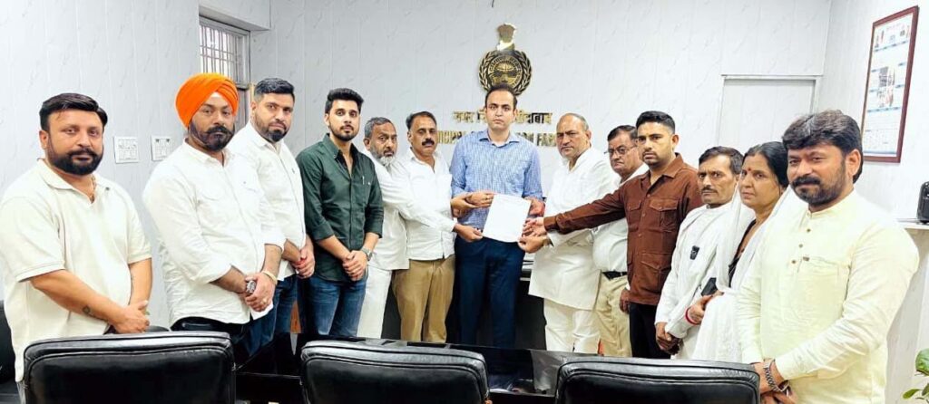 जिला कांग्रेस अध्यक्ष बलजीत कौशिक ने नगर निगम के अतिरिक्त आयुक्त को सौंपा ज्ञापन District Congress President Baljit Kaushik submitted a memorandum to the Additional Commissioner of the Municipal Corporation.