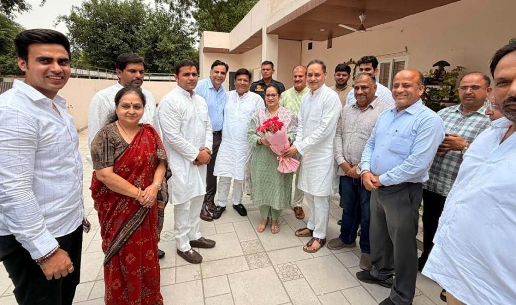 स्वास्थ्य मंत्री आरती राव ने महापौर आवास पर आयोजित भोज में लिया हिस्सा Health Minister Aarti Rao attended a banquet hosted at the Mayor's residence.