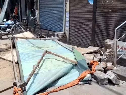 दुकान का छज्जा गिरने से हुई दो युवकों की मौत Two youths died after a shop's awning collapsed.