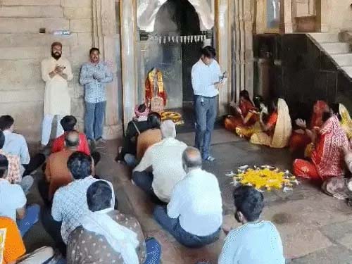 भोजशाला के पास 500 नमाजियों ने अदा की नमाज:इलाका सफेद पर्दों से कवर 500 worshippers offered prayers near Bhojshala; area covered with white curtains.