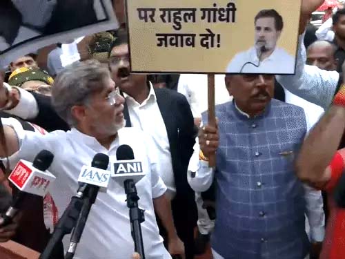 संसद परिसर में NDA-कांग्रेस सांसद आमने-सामने आए NDA and Congress MPs came face-to-face in the Parliament complex.