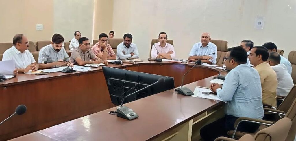 निगमायुक्त यशेंद्र सिंह ने अधिकारियों के साथ की समीक्षा बैठक Municipal Commissioner Yashendra Singh held a review meeting with officials.
