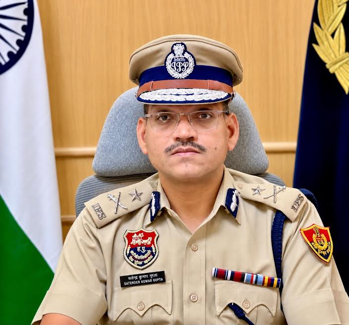 महिला को बातों में उलझाकर आभूषण उड़ाने का आरोपी पुलिस गिरफ्त Accused of stealing jewelry by distracting a woman taken into police custody.