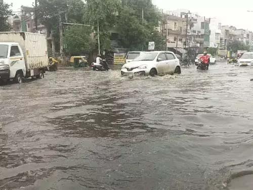 बारिश से गर्मी से मिली राहत, जलभराव ने बढ़ाई दिक्कतें Rain brings relief from the heat; waterlogging adds to the woes.