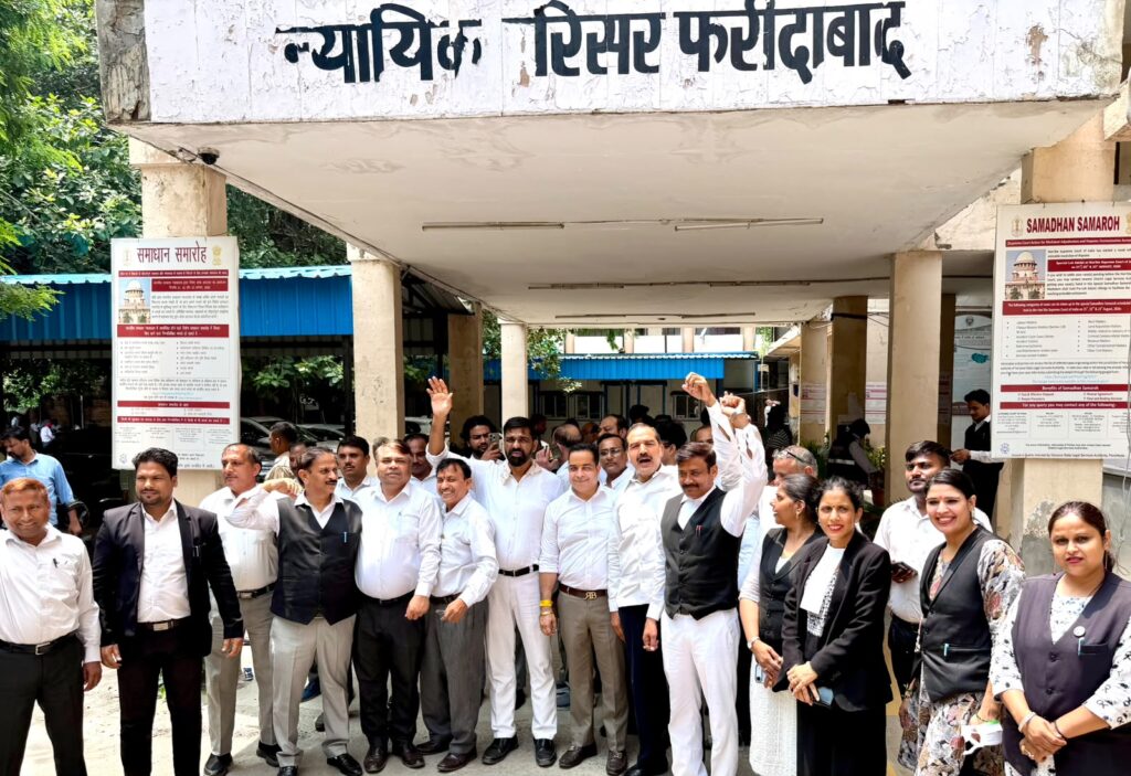 वकीलों ने की हडताल लगाये पुलिस प्रशासन के खिलाफ जम के लगाये नारे Lawyers went on strike and raised loud slogans against the police administration.