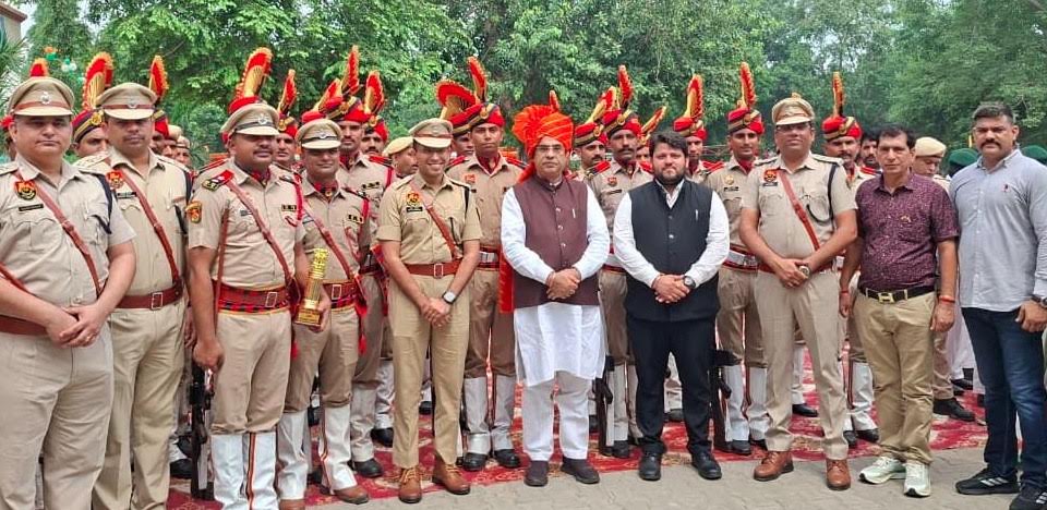 बल्लभगढ़ में विधायक मूलचंद शर्मा ने किया ध्वजारोहण, वीर शहीदों को किया नमन MLA Moolchand Sharma hoisted the flag in Ballabhgarh and paid tribute to the brave martyrs.
