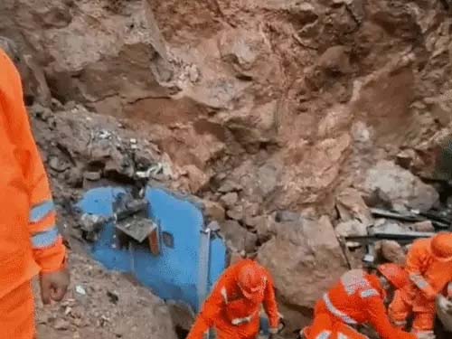 मुंबई के घाटकोपर में लैंडस्लाइड, 7 की मौत:पहाड़ का हिस्सा तीन घरों पर गिरा Landslide in Mumbai's Ghatkopar, 7 dead: Part of a hill collapsed onto three houses.