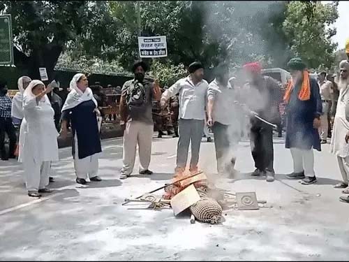 सिख परिवारों का राहुल के घर के बाहर प्रदर्शन:पुतला जलाया Sikh families protest outside Rahul's residence; burn effigy.