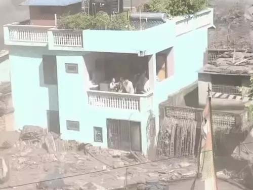 नेपाल में सैलाब के बीच खड़ा रहा घर, अंदर मौजूद तीनों लोग सुरक्षित House remained standing amidst floods in Nepal; all three people inside are safe.