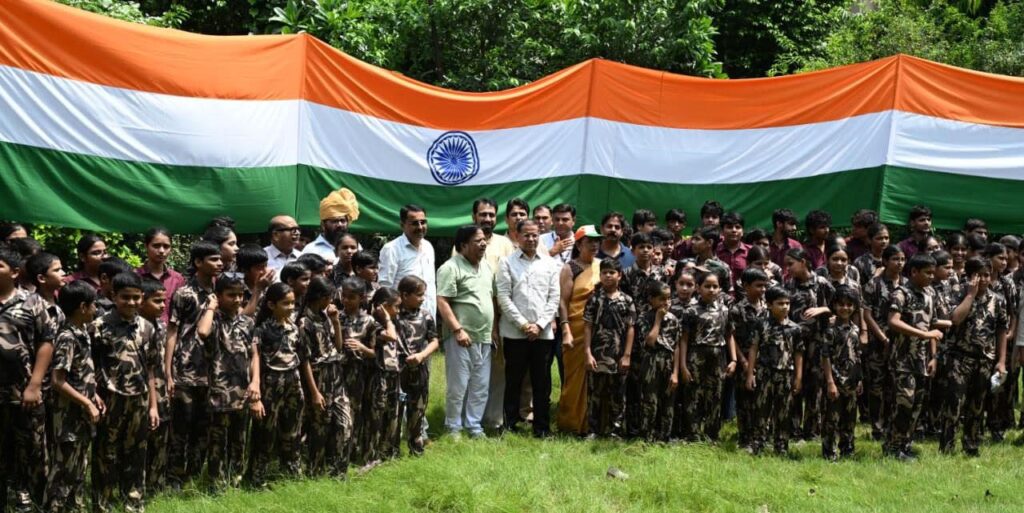 80 फीट लंबे तिरंगे के साथ आये छात्रों को मंत्री राजेश नागर ने दी बधाई Minister Rajesh Nagar congratulated the students who arrived with an 80-foot-long Tricolour.