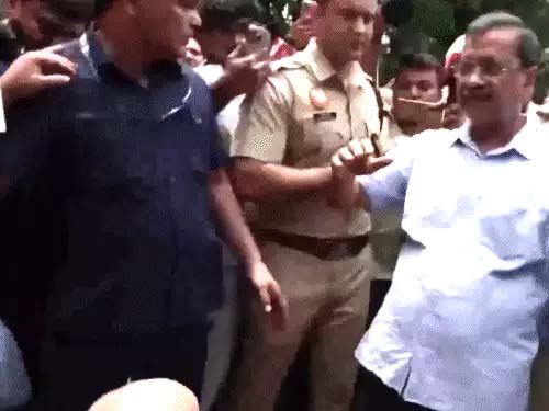 केजरीवाल ने PM आवास तक मार्च निकाला, पुलिस ने रोका Kejriwal marched towards the PM's residence; police stopped him.