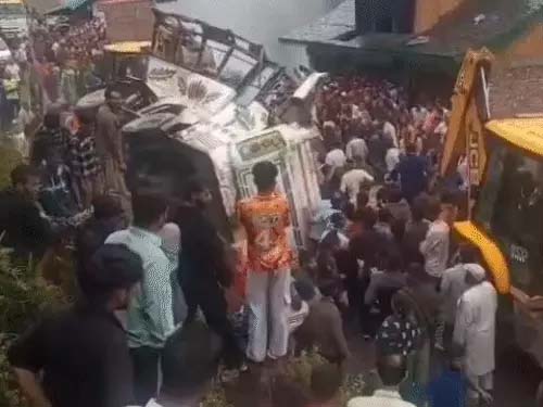 हिमाचल में यात्रियों से भरी बस पलटी,7 की मौत:50 मीटर नीचे दूसरी सड़क पर गिरी Bus packed with passengers overturns in Himachal, 7 dead; falls 50 meters onto a lower road.