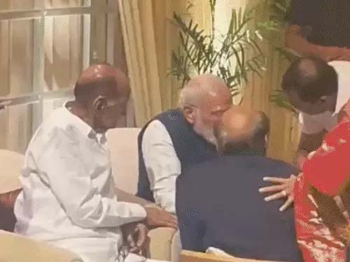 सांसद सुप्रिया सुले की बेटी के रिसेप्शन में पहुंचे मोदी-शाह Modi and Shah attend MP Supriya Sule's daughter's reception.