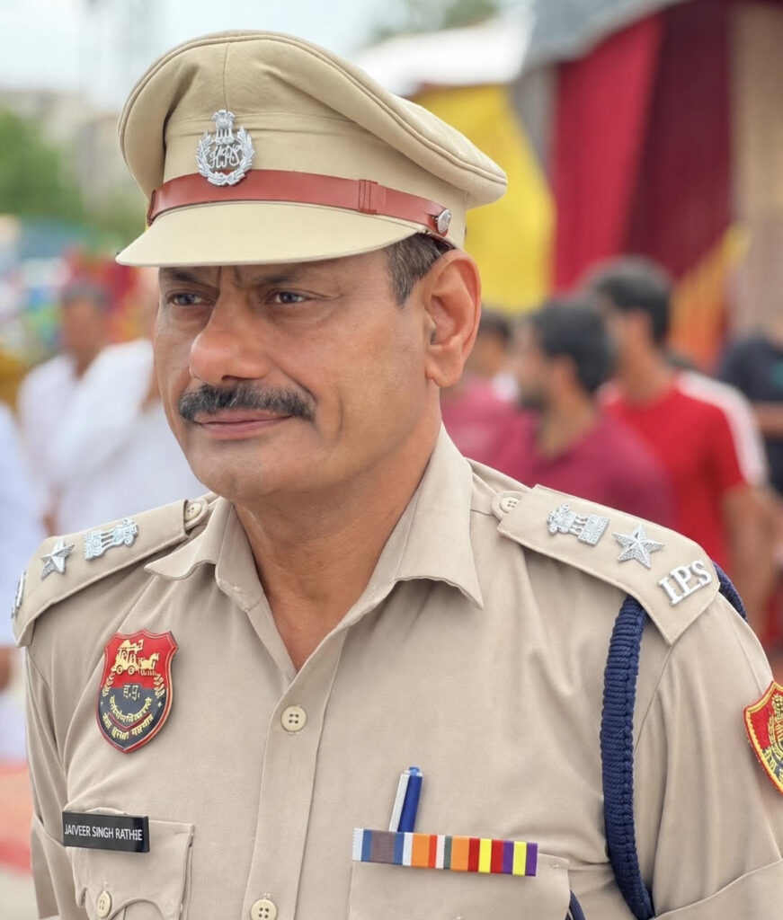 Traffic Advisory: Vehicle entry restricted on the Agra Canal route due to the Kanwar Yatra; please use alternative routes.