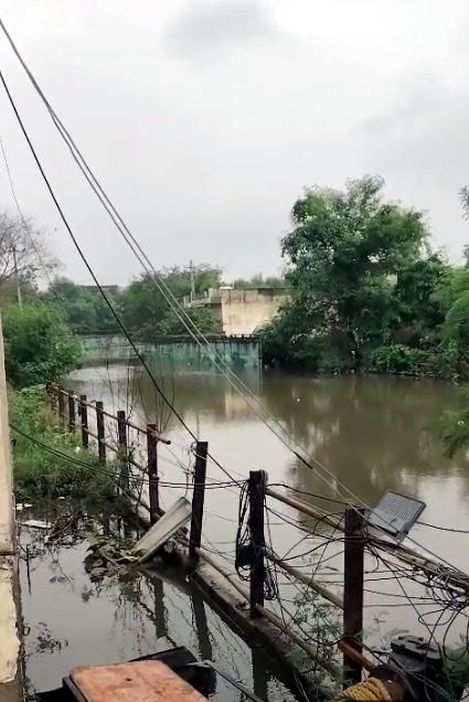 बारिश के दौरान जलभराव रोकने के लिए जिला स्तर पर विभिन्न विभाग पूरी तरह अलर्ट Various departments at the district level are on high alert to prevent waterlogging during the rains.