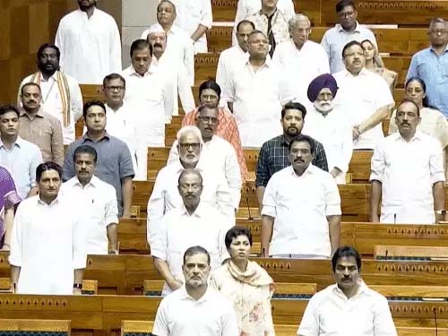 आज लोकसभा 1 मिनट-राज्यसभा 1 घंटे चली, संसद सत्र खत्म Today, the Lok Sabha sat for one minute and the Rajya Sabha for one hour; the Parliament session has concluded.