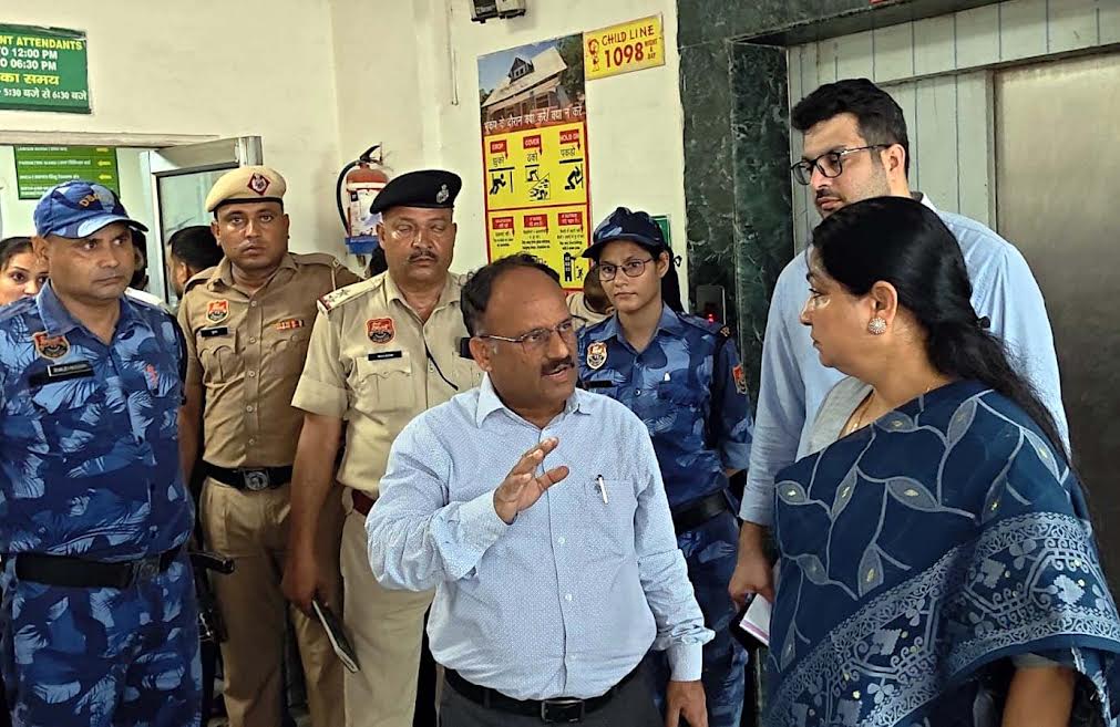 महिला आयोग की अध्यक्ष उषा प्रियदर्शिनी ने किया बी.के. नागरिक अस्पताल का निरीक्षण Usha Priyadarshini, Chairperson of the Women's Commission, inspected B.K. Civil Hospital.