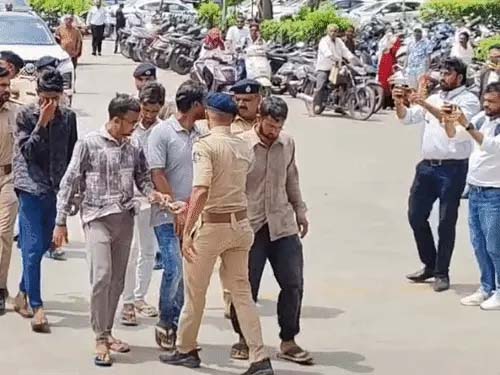 नाबालिग से गैंगरेप के 5 दोषियों को उम्रकैद:2024 में वडोदरा में गरबा के बाद लड़की को पकड़ा Life imprisonment for 5 convicts in minor's gang-rape case: Girl abducted after Garba in Vadodara in 2024.