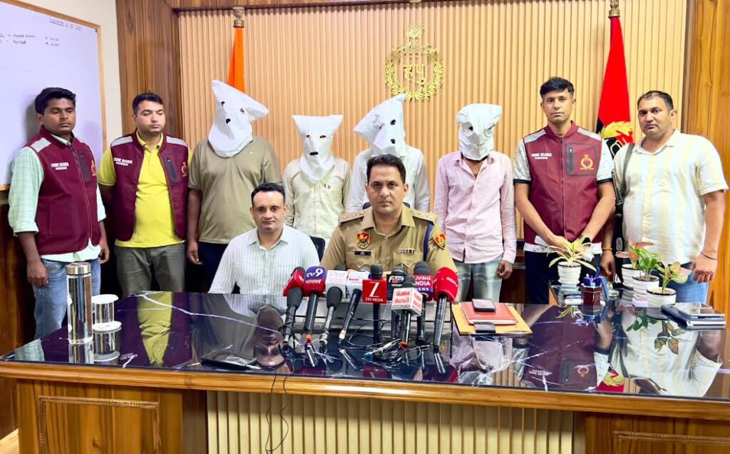शराब ठेकेदार से नगदी लूटने वाले चार आरोपी गिरफ्तार Four accused arrested for robbing a liquor contractor of cash.