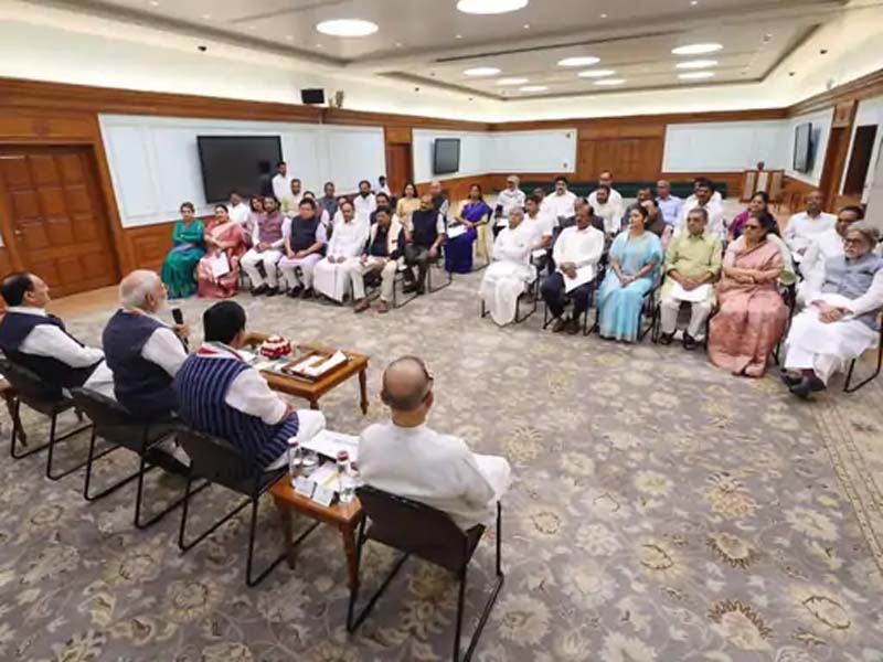 पीएम की एनडीए के 45 नए सांसदों के साथ बैठक PM's meeting with 45 new NDA MPs