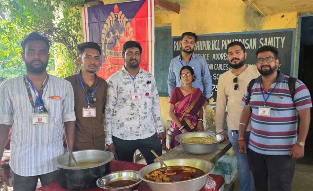 मानवता की थाली में परोसा गया अपनापन, सालानपुर ब्लॉक मानव अधिकार मिशन ने वृद्धाश्रम में कराया स्नेह भोज मानवता की थाली में परोसा गया अपनापन, सालानपुर ब्लॉक मानव अधिकार मिशन ने वृद्धाश्रम में कराया स्नेह भोज
