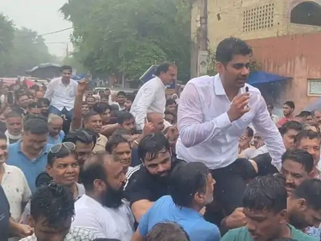 बल्लभगढ़ में दो निर्दलीय पार्षदों ने दी गिरफ्तारी, डीसीपी कार्यालय पहुंचे बल्लभगढ़ में दो निर्दलीय पार्षदों ने दी गिरफ्तारी, डीसीपी कार्यालय पहुंचे