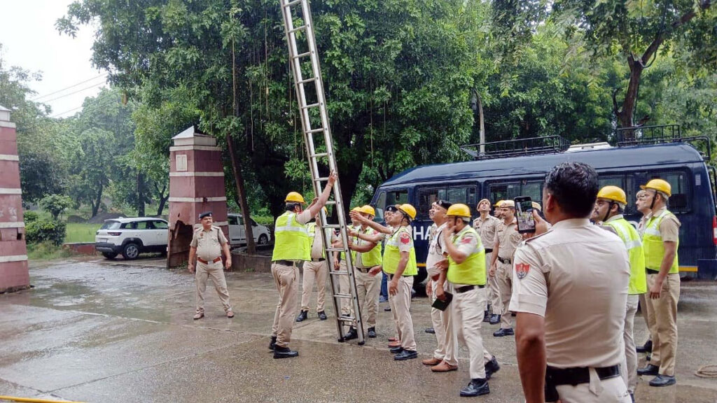 डीसी आयुष सिन्हा के निर्देशानुसार नेहरू कॉलेज में आपदा प्रबंधन अभ्यास आयोजित