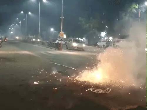 सुप्रीम कोर्ट बोला- पटाखों पर पूरी तरह बैन नहीं:लेकिन 24 घंटे आतिशबाजी की परमिशन भी नहीं Supreme Court says: No complete ban on firecrackers, but no permission for round-the-clock fireworks either.
