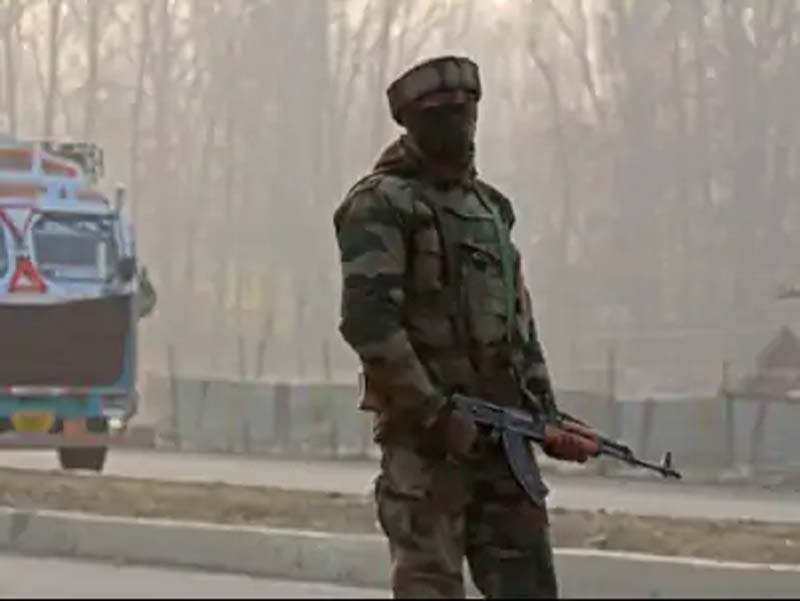 जम्मू-कश्मीर के बडगाम में एक आतंकी ढेर:कल से चल रहा सेना का ऑपरेशन Terrorist killed in J&K's Budgam; Army operation underway since yesterday.
