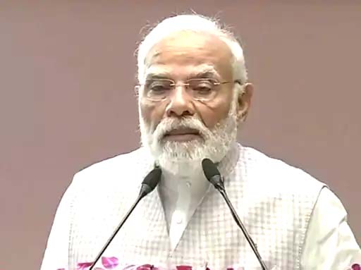 मुंबई में मोदी के कार्यक्रम से पहले 2 संदिग्ध पकड़ाए:एक ने खुद को PMO अफसर बताया Two suspects detained ahead of Modi's event in Mumbai; one claimed to be a PMO official.