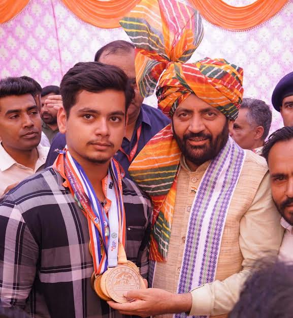 विश्व पावरलिफ्टिंग चैंपियनशिप के लिए चयनित ऋषभ पाल को मुख्यमंत्री ने किया सम्मानित Chief Minister felicitates Rishabh Pal, selected for the World Powerlifting Championship.